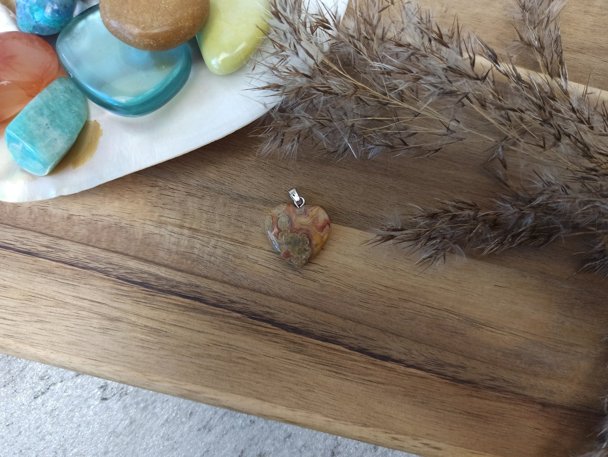Crazy lace agaat edelsteen hanger hart | 20 mm – curated crystal by Marga Jacobs | rust, symboliek en intuïtieve zelfzorg