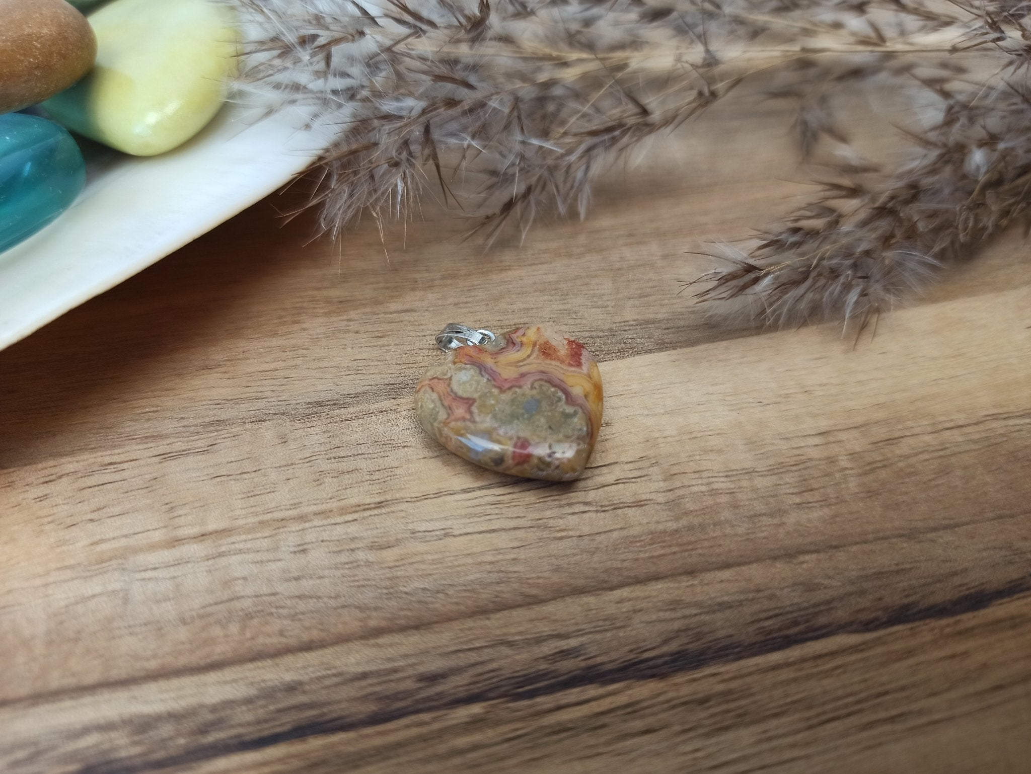 Crazy lace agaat edelsteen hanger hart | 20 mm – curated crystal by Marga Jacobs | rust, symboliek en intuïtieve zelfzorg