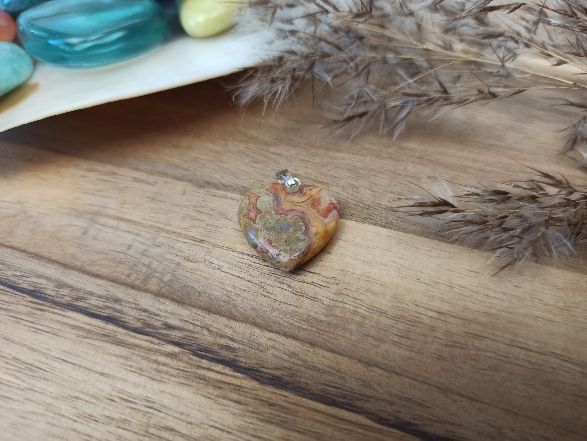 Crazy lace agaat edelsteen hanger hart | 20 mm – curated crystal by Marga Jacobs | rust, symboliek en intuïtieve zelfzorg