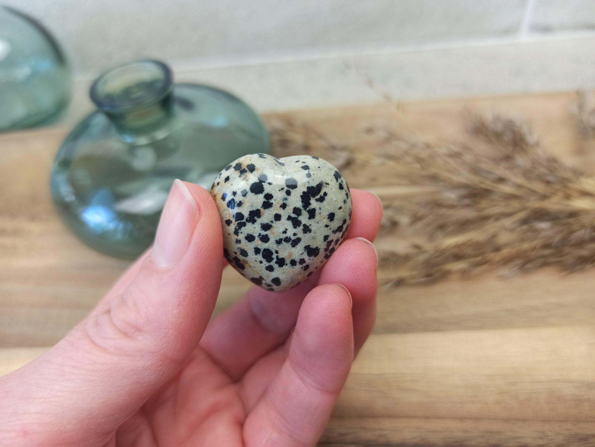 Dalmatiër jaspis hart | 3 cm – curated crystal by Marga Jacobs | rust, symboliek en intuïtieve zelfzorg