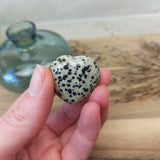 Dalmatiër jaspis hart | 3 cm – curated crystal by Marga Jacobs | rust, symboliek en intuïtieve zelfzorg