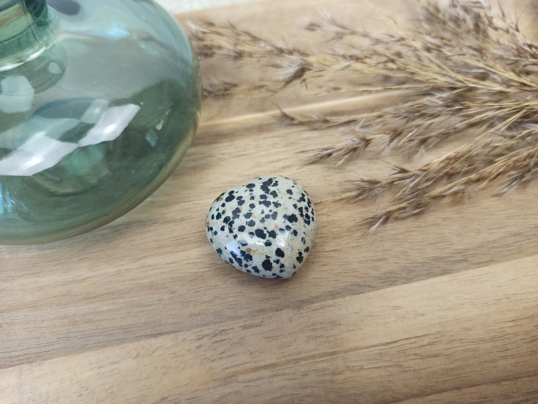 Dalmatiër jaspis hart | 3 cm – curated crystal by Marga Jacobs | rust, symboliek en intuïtieve zelfzorg