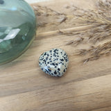 Dalmatiër jaspis hart | 3 cm – curated crystal by Marga Jacobs | rust, symboliek en intuïtieve zelfzorg