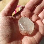 Danburiet trommelstenen – curated crystal by Marga Jacobs | rust, symboliek en intuïtieve zelfzorg