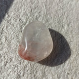 Danburiet trommelstenen – curated crystal by Marga Jacobs | rust, symboliek en intuïtieve zelfzorg