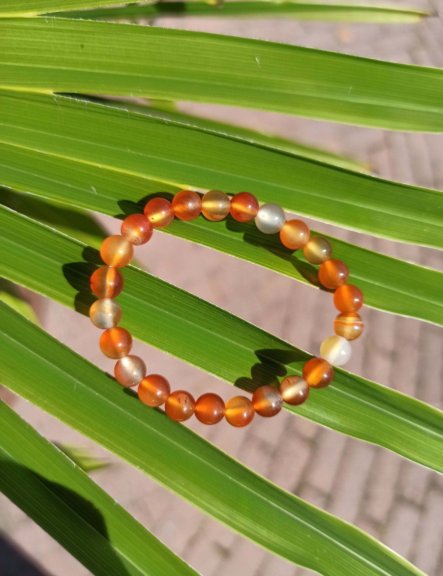 Edelsteen armband kind | Carneool – curated crystal by Marga Jacobs | rust, symboliek en intuïtieve zelfzorg