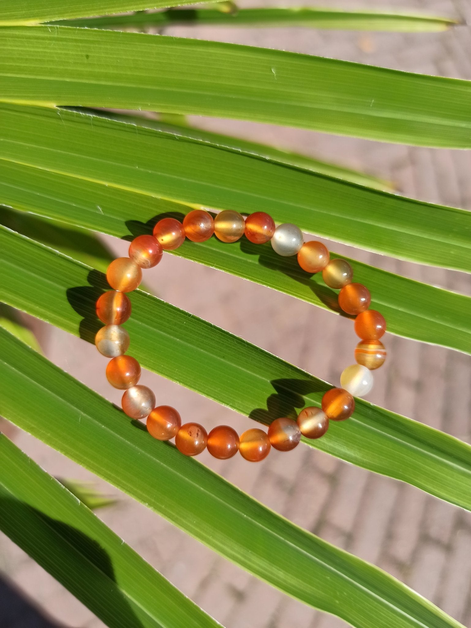 Edelsteen armband kind | Carneool – curated crystal by Marga Jacobs | rust, symboliek en intuïtieve zelfzorg