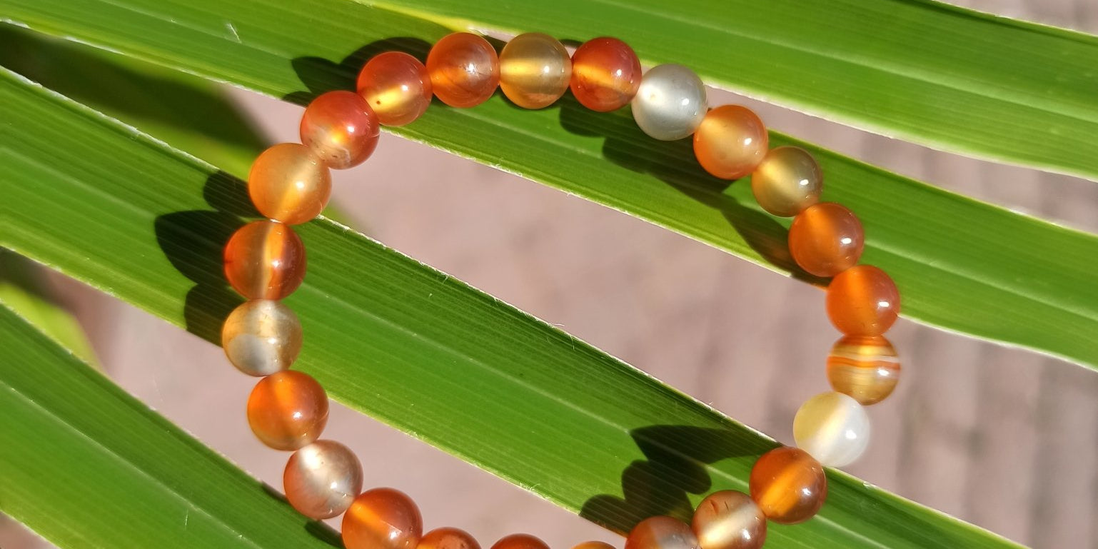 Edelsteen armband kind | Carneool – curated crystal by Marga Jacobs | rust, symboliek en intuïtieve zelfzorg