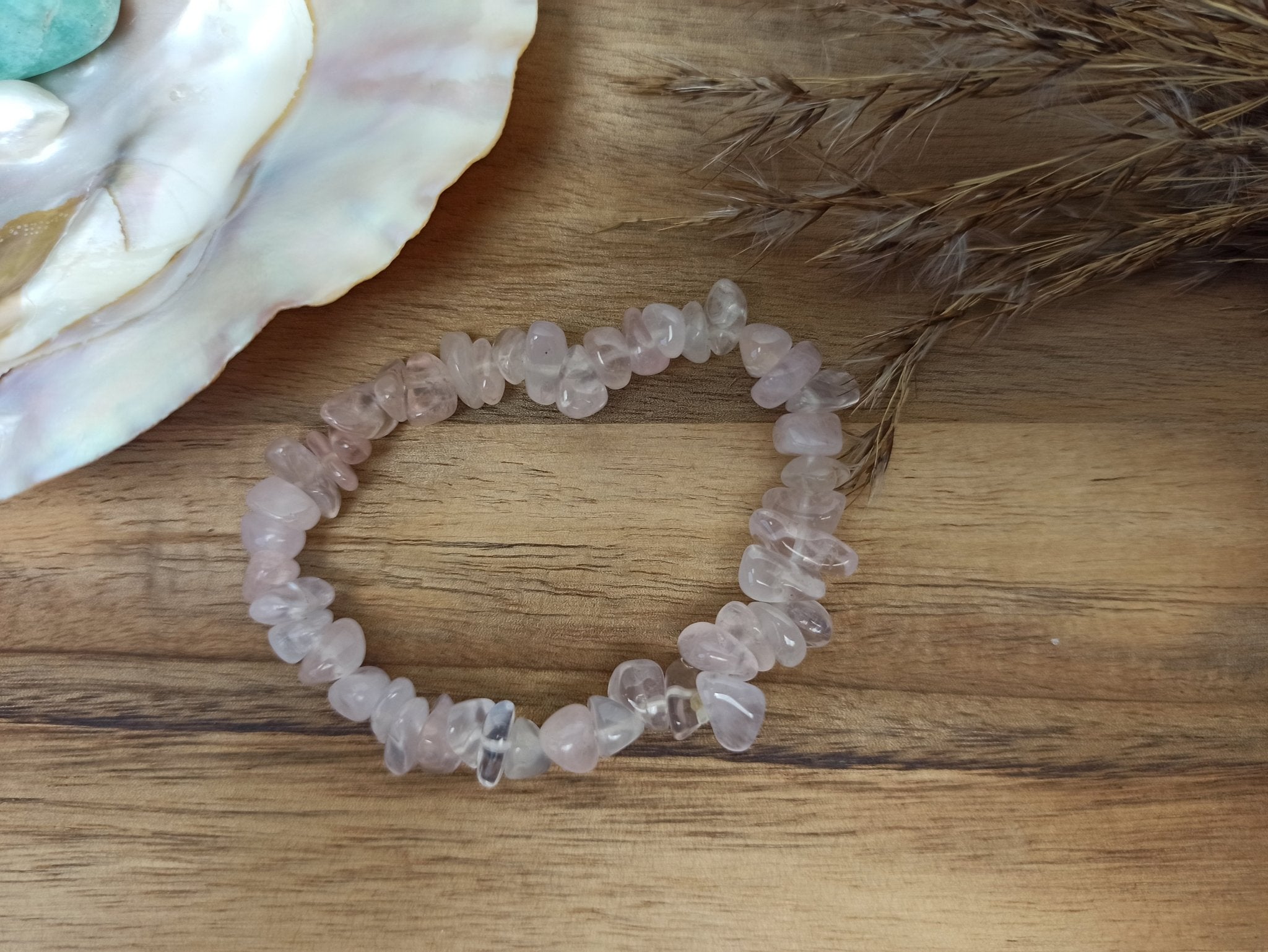 Edelsteen armband kind | Rozenkwarts – curated crystal by Marga Jacobs | rust, symboliek en intuïtieve zelfzorg