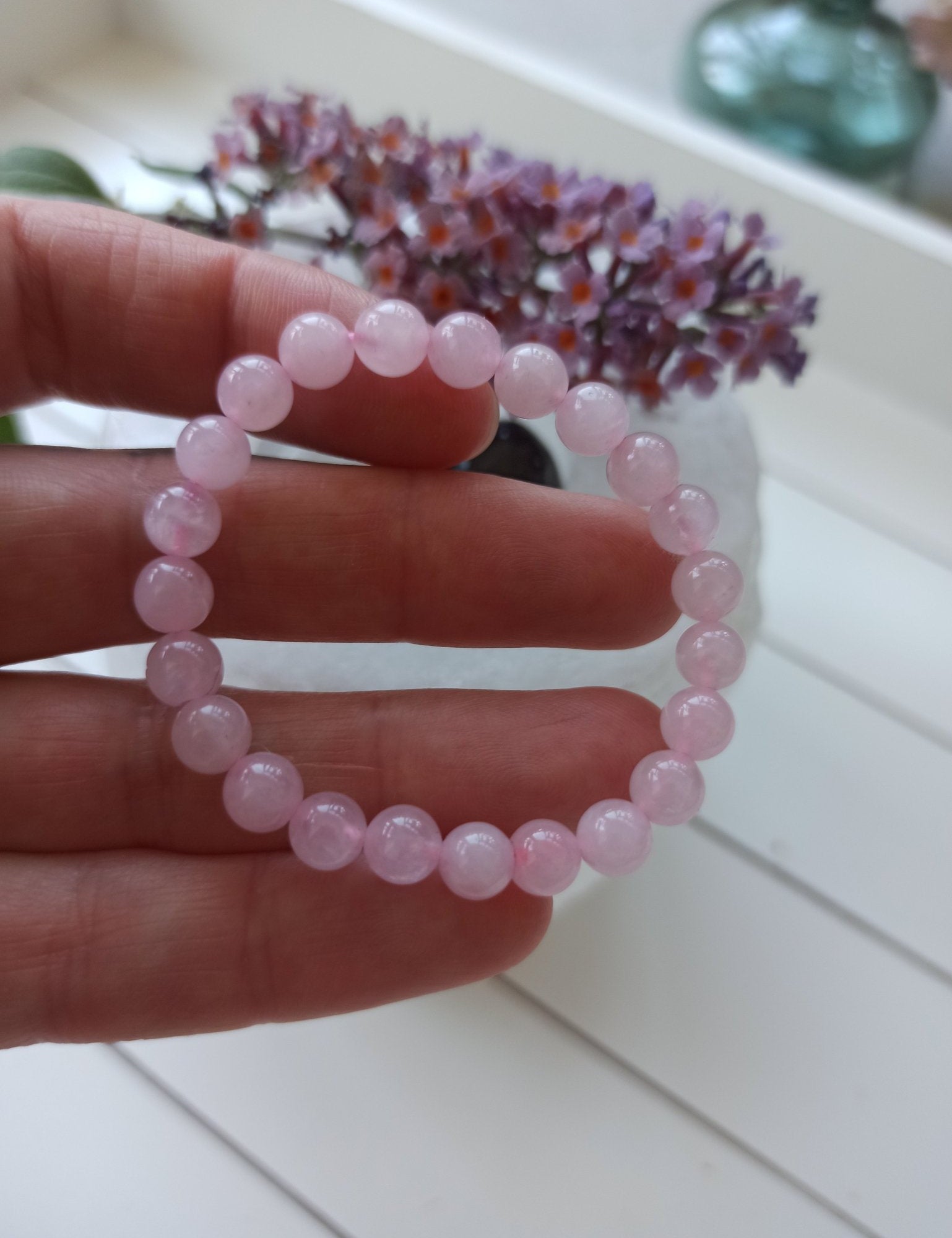 Edelsteen armband kind | Rozenkwarts – curated crystal by Marga Jacobs | rust, symboliek en intuïtieve zelfzorg