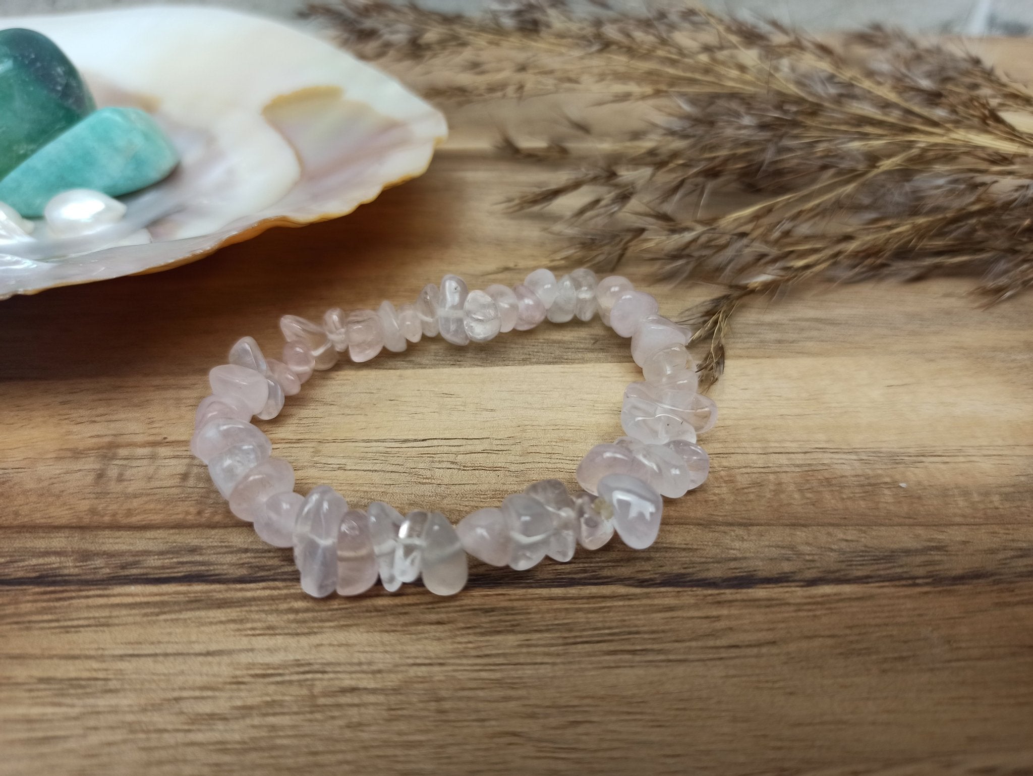 Edelsteen armband kind | Rozenkwarts – curated crystal by Marga Jacobs | rust, symboliek en intuïtieve zelfzorg