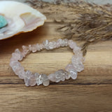 Edelsteen armband kind | Rozenkwarts – curated crystal by Marga Jacobs | rust, symboliek en intuïtieve zelfzorg