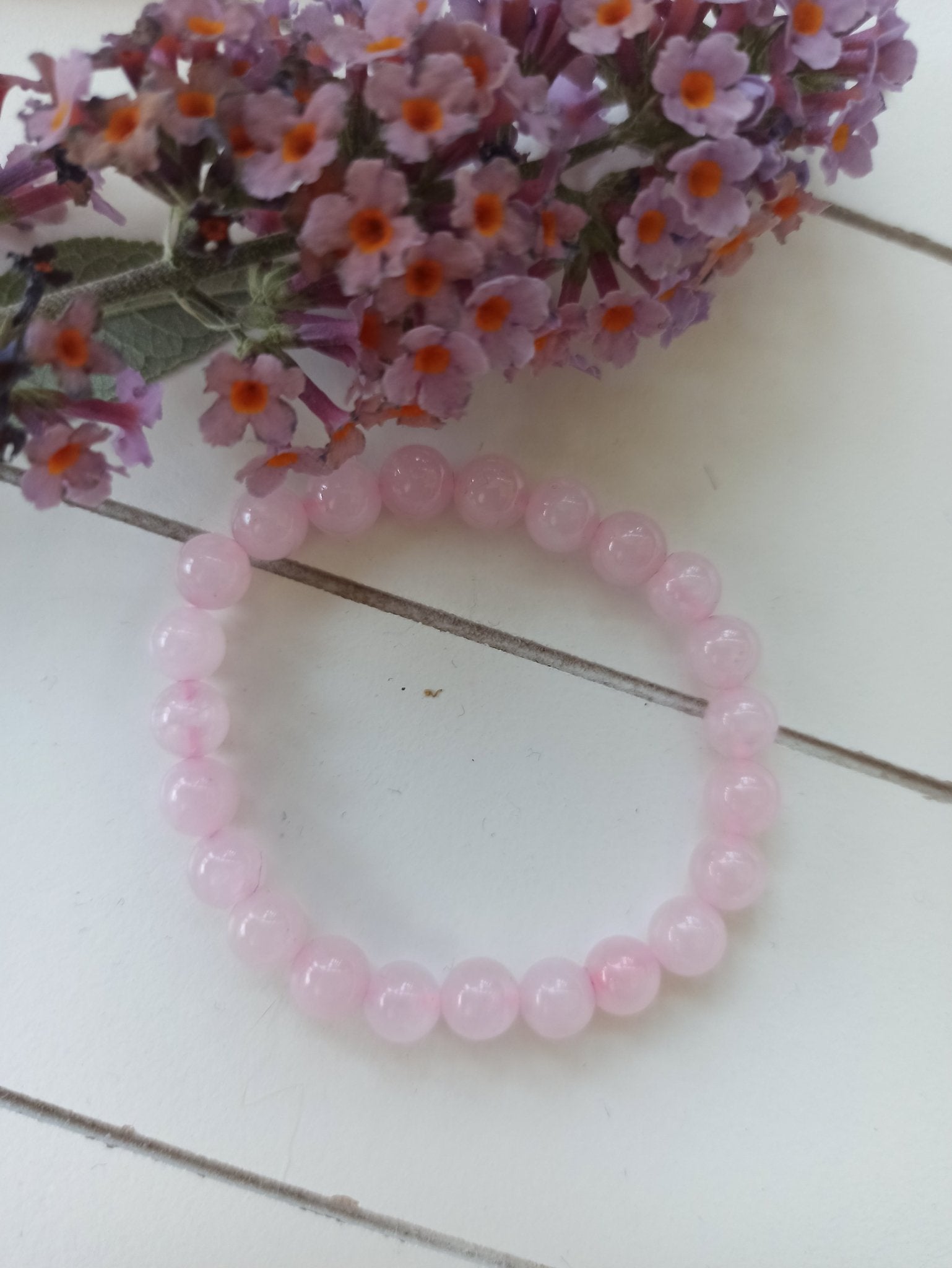 Edelsteen armband kind | Rozenkwarts – curated crystal by Marga Jacobs | rust, symboliek en intuïtieve zelfzorg