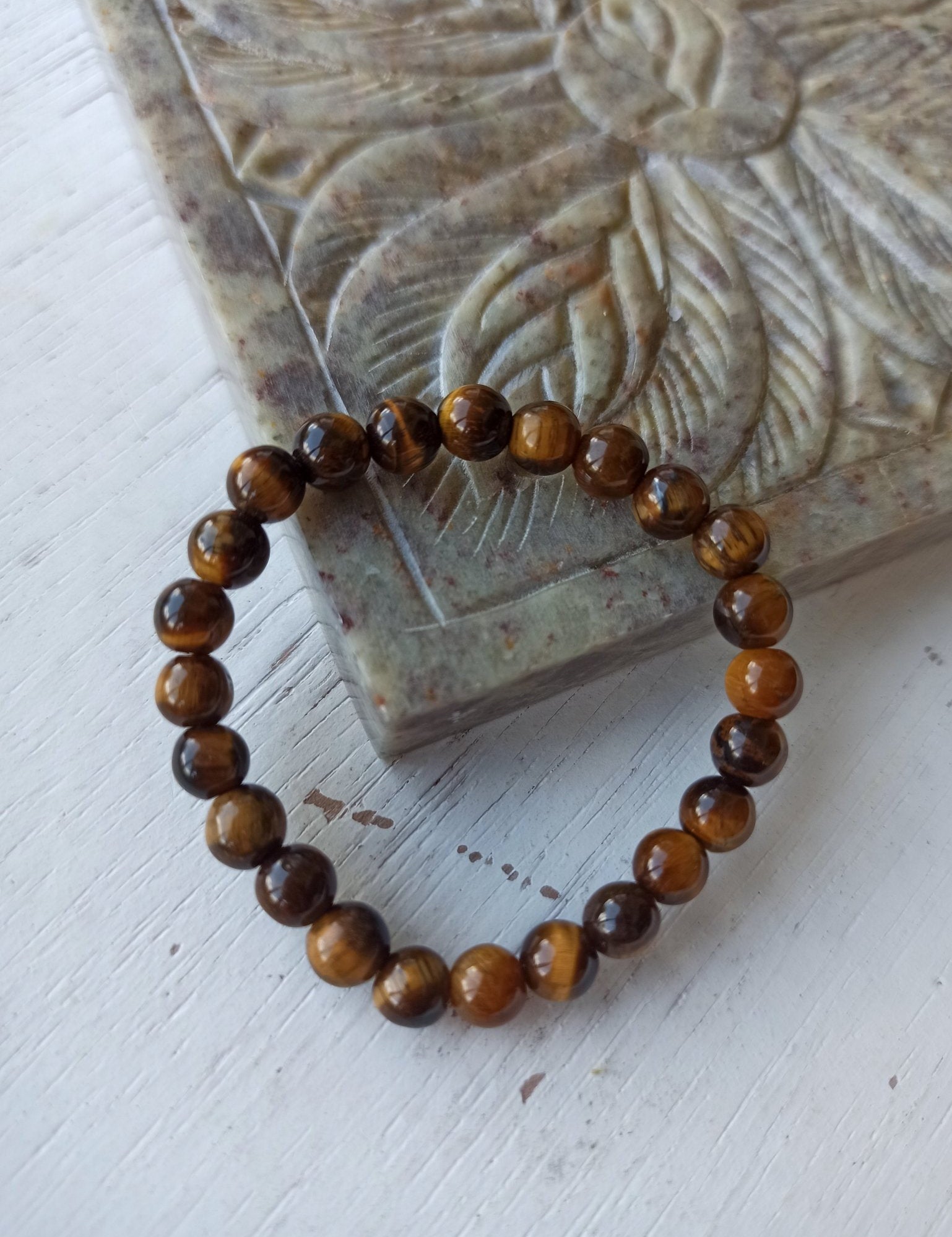 Edelsteen armband kind | Tijgeroog – curated crystal by Marga Jacobs | rust, symboliek en intuïtieve zelfzorg