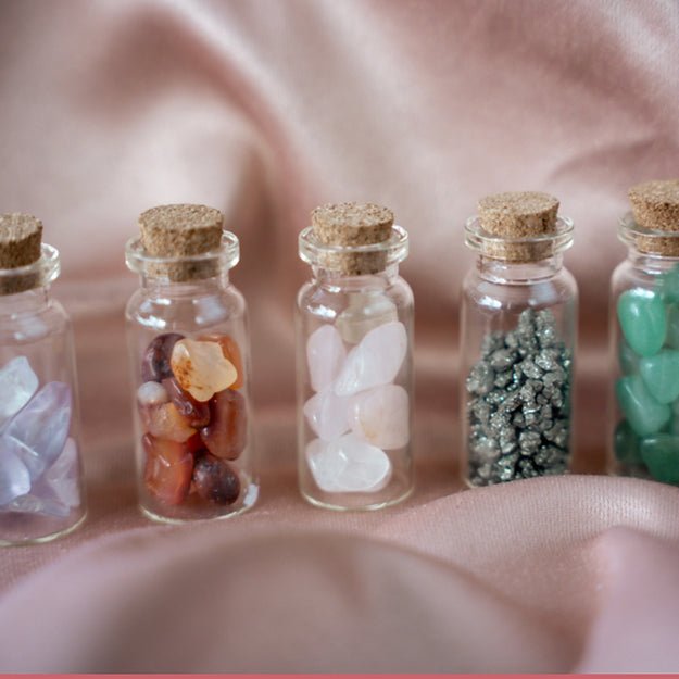 Edelsteen flesje klein ~ Uchu Reminders – curated crystal by Marga Jacobs | rust, symboliek en intuïtieve zelfzorg