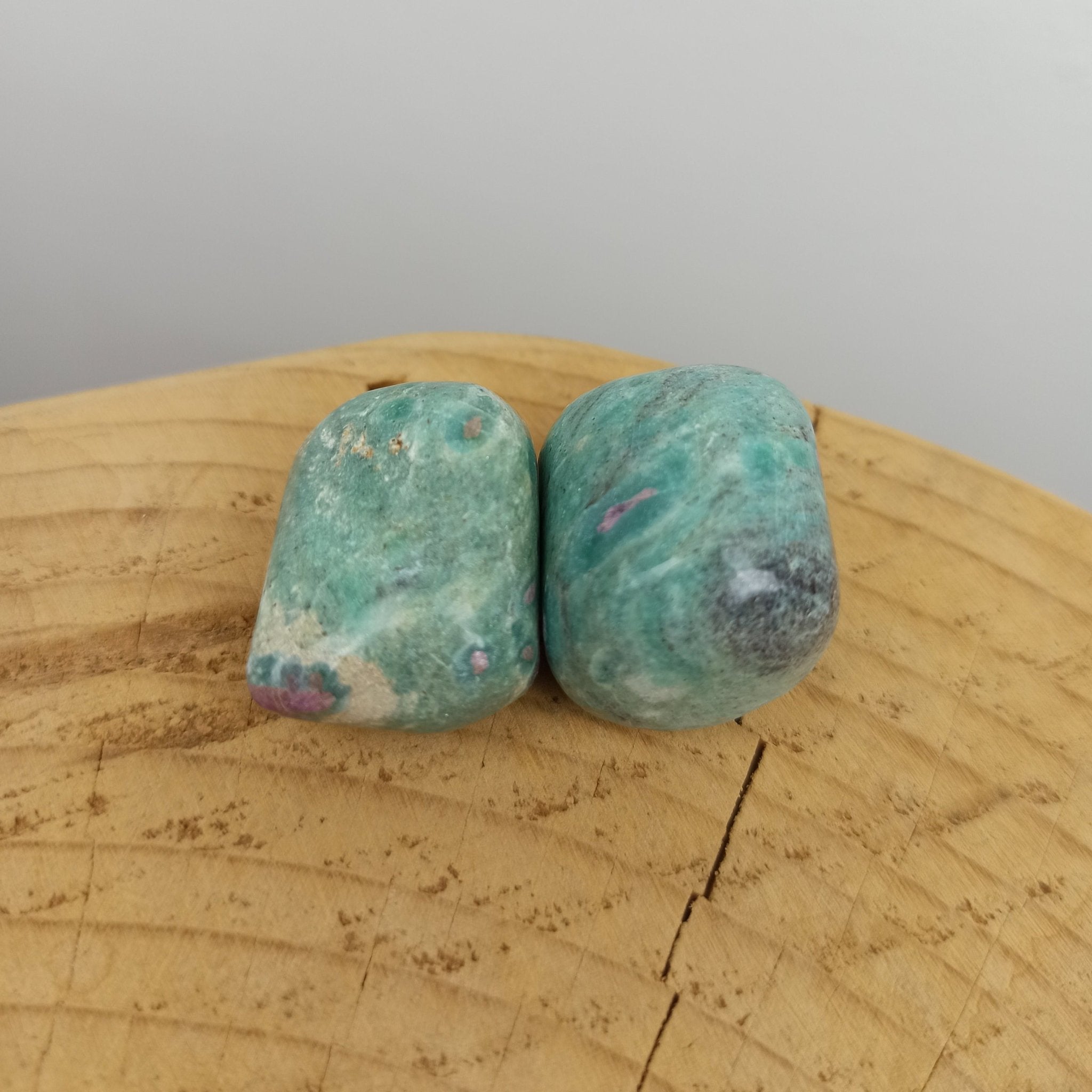 Eklogiet trommelstenen – curated crystal by Marga Jacobs | rust, symboliek en intuïtieve zelfzorg