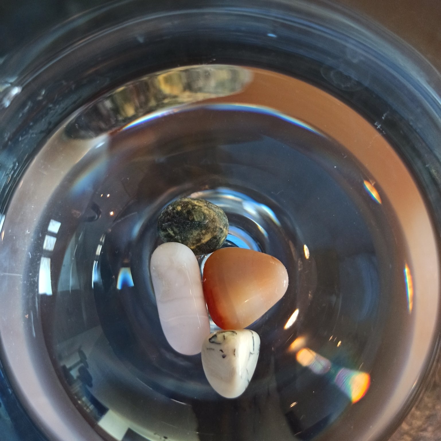 Emotionele genezing edelsteenwaterset – curated crystal by Marga Jacobs | rust, symboliek en intuïtieve zelfzorg