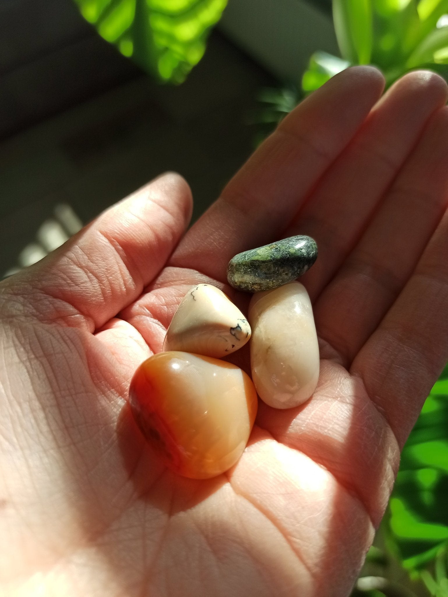 Emotionele genezing edelsteenwaterset – curated crystal by Marga Jacobs | rust, symboliek en intuïtieve zelfzorg