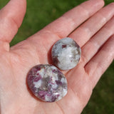 Eudialiet trommelstenen – curated crystal by Marga Jacobs | rust, symboliek en intuïtieve zelfzorg