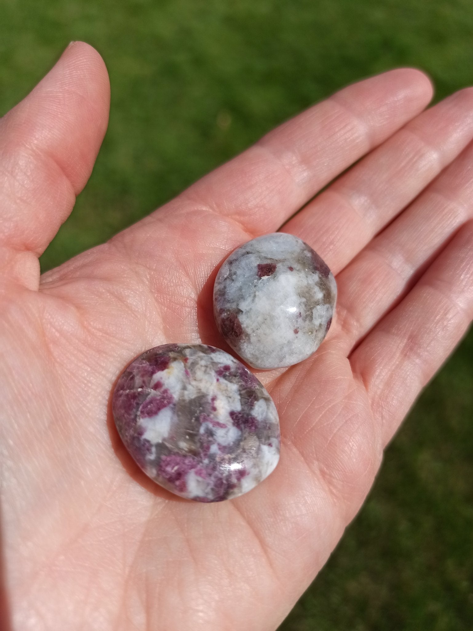 Eudialiet trommelstenen – curated crystal by Marga Jacobs | rust, symboliek en intuïtieve zelfzorg