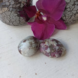 Eudialiet trommelstenen – curated crystal by Marga Jacobs | rust, symboliek en intuïtieve zelfzorg