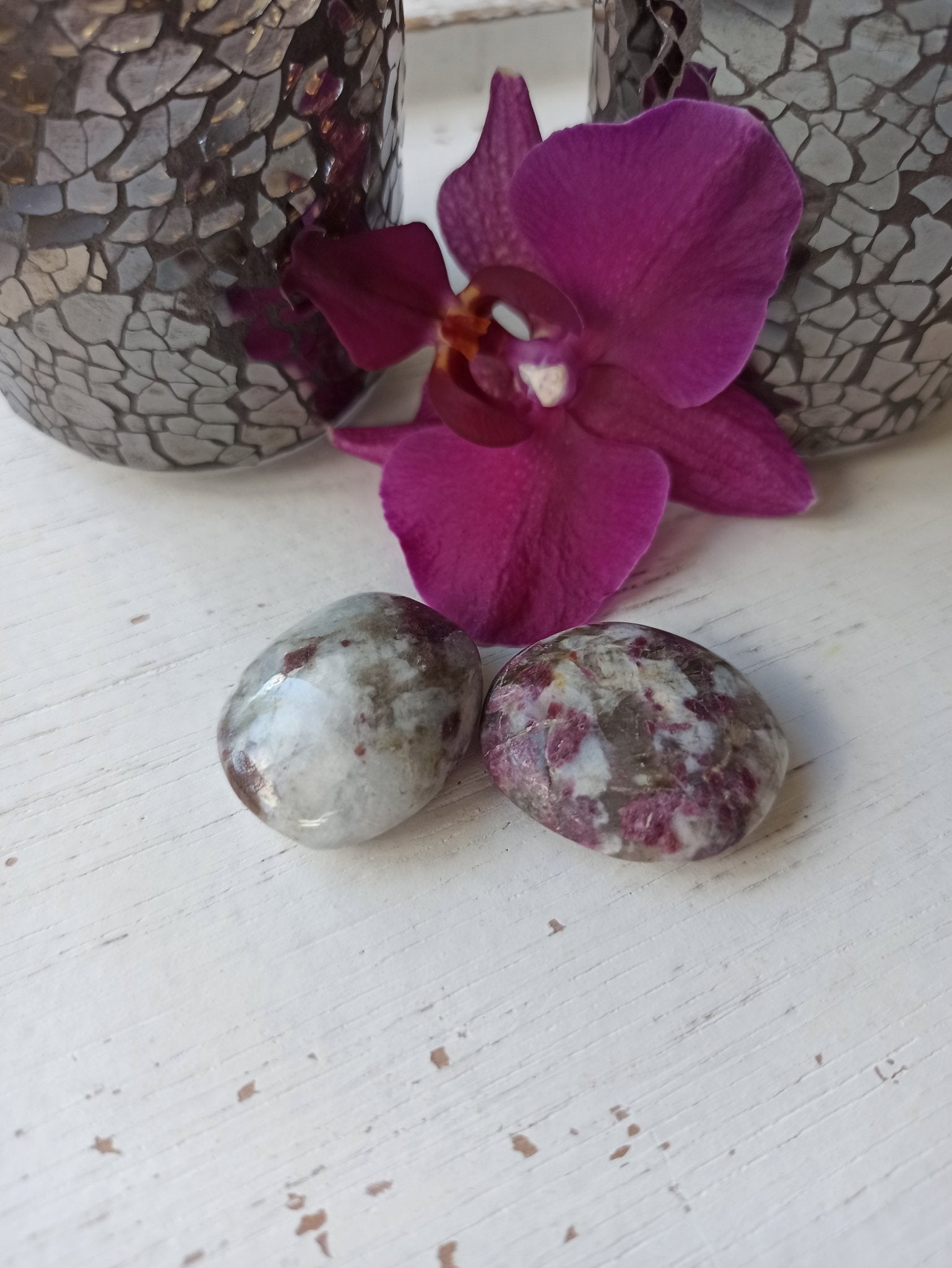 Eudialiet trommelstenen – curated crystal by Marga Jacobs | rust, symboliek en intuïtieve zelfzorg