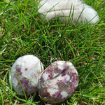 Eudialiet trommelstenen – curated crystal by Marga Jacobs | rust, symboliek en intuïtieve zelfzorg