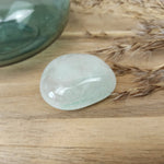 Fantoomkwarts handstenen – curated crystal by Marga Jacobs | rust, symboliek en intuïtieve zelfzorg