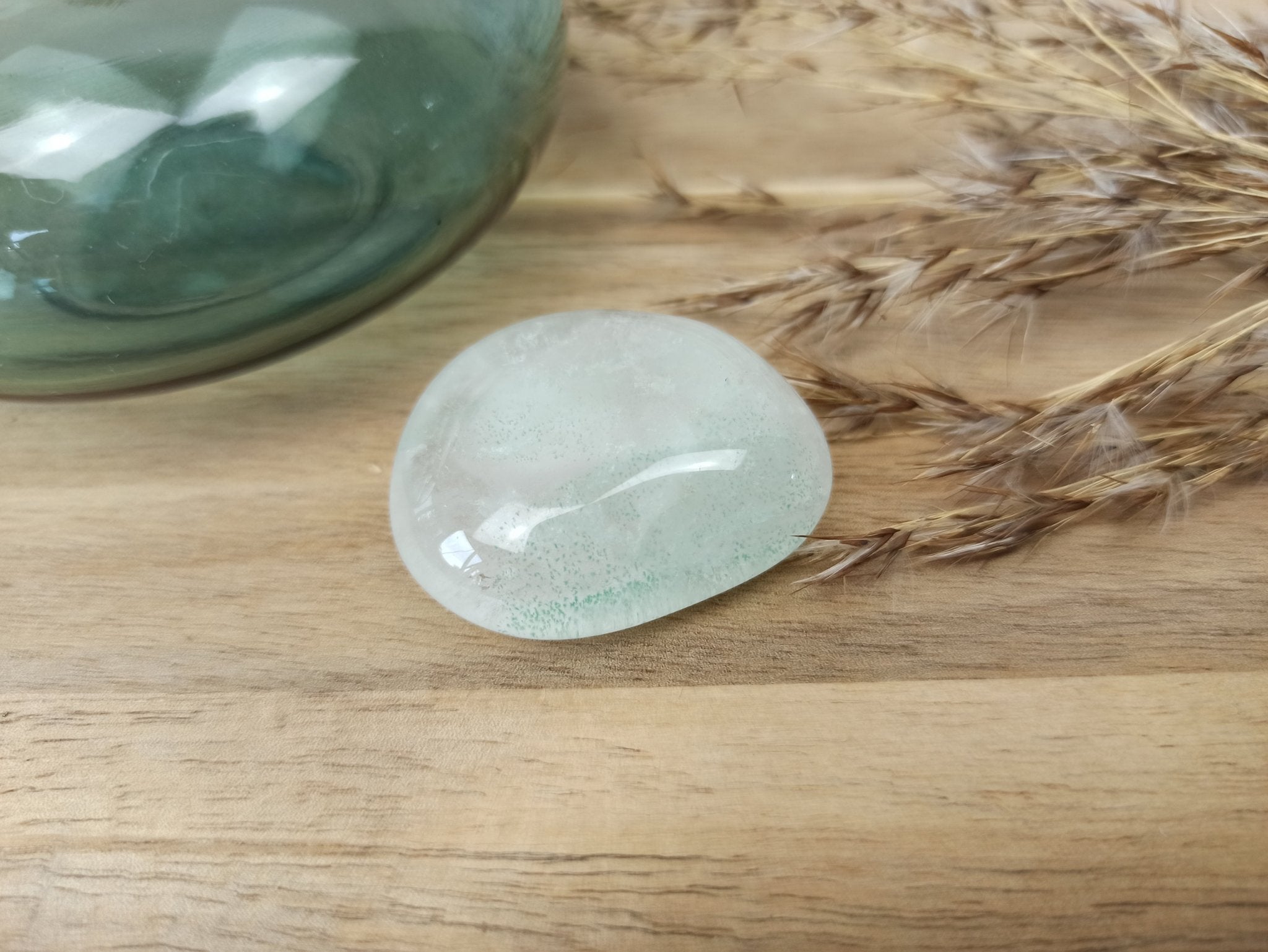 Fantoomkwarts handstenen – curated crystal by Marga Jacobs | rust, symboliek en intuïtieve zelfzorg