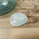 Fantoomkwarts handstenen – curated crystal by Marga Jacobs | rust, symboliek en intuïtieve zelfzorg