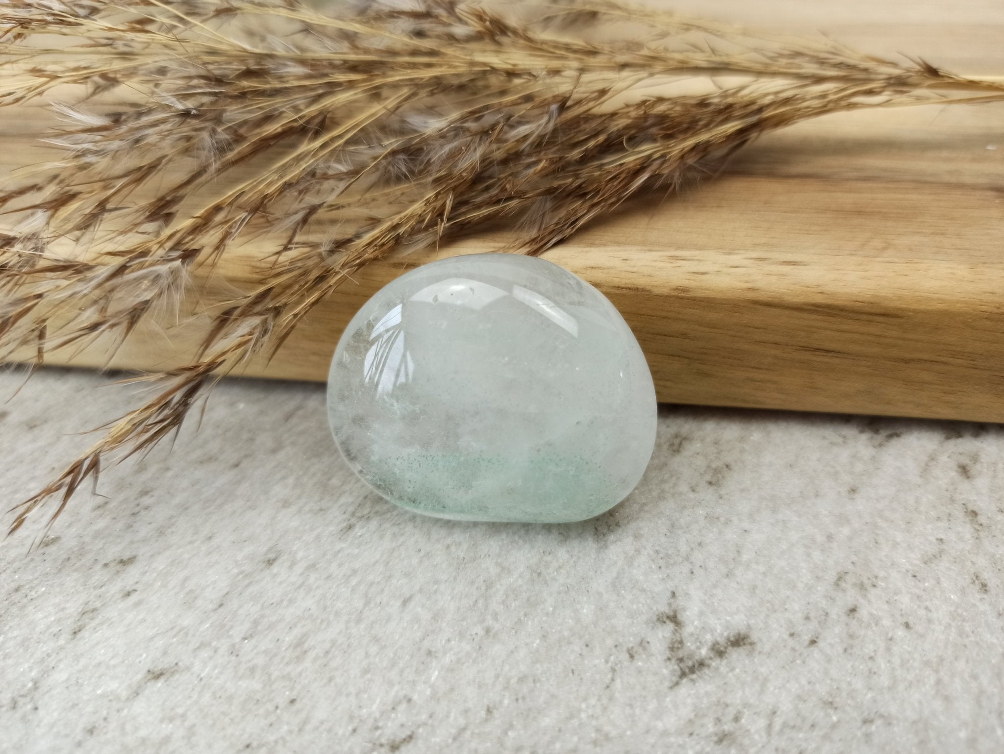 Fantoomkwarts handstenen – curated crystal by Marga Jacobs | rust, symboliek en intuïtieve zelfzorg