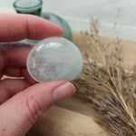 Fantoomkwarts handstenen – curated crystal by Marga Jacobs | rust, symboliek en intuïtieve zelfzorg