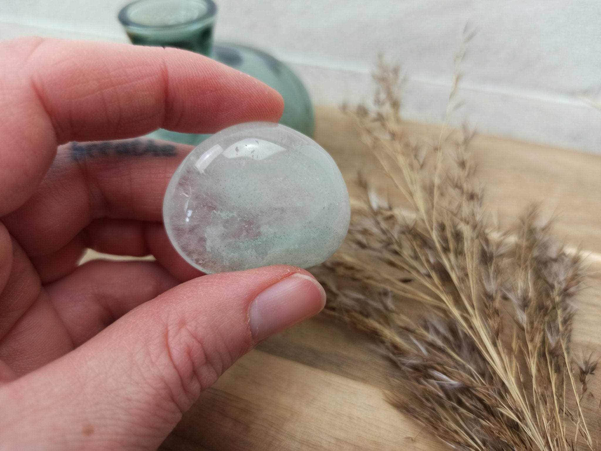 Fantoomkwarts handstenen – curated crystal by Marga Jacobs | rust, symboliek en intuïtieve zelfzorg