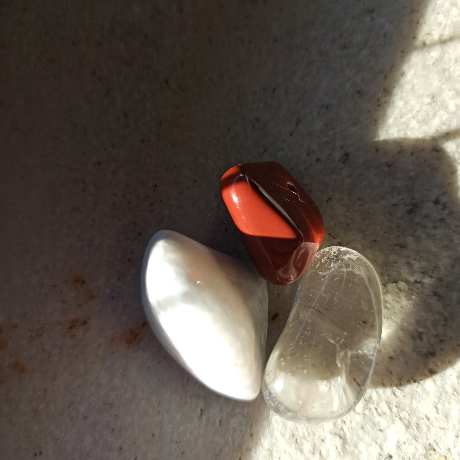 Fit en slank edelsteenwaterset – curated crystal by Marga Jacobs | rust, symboliek en intuïtieve zelfzorg