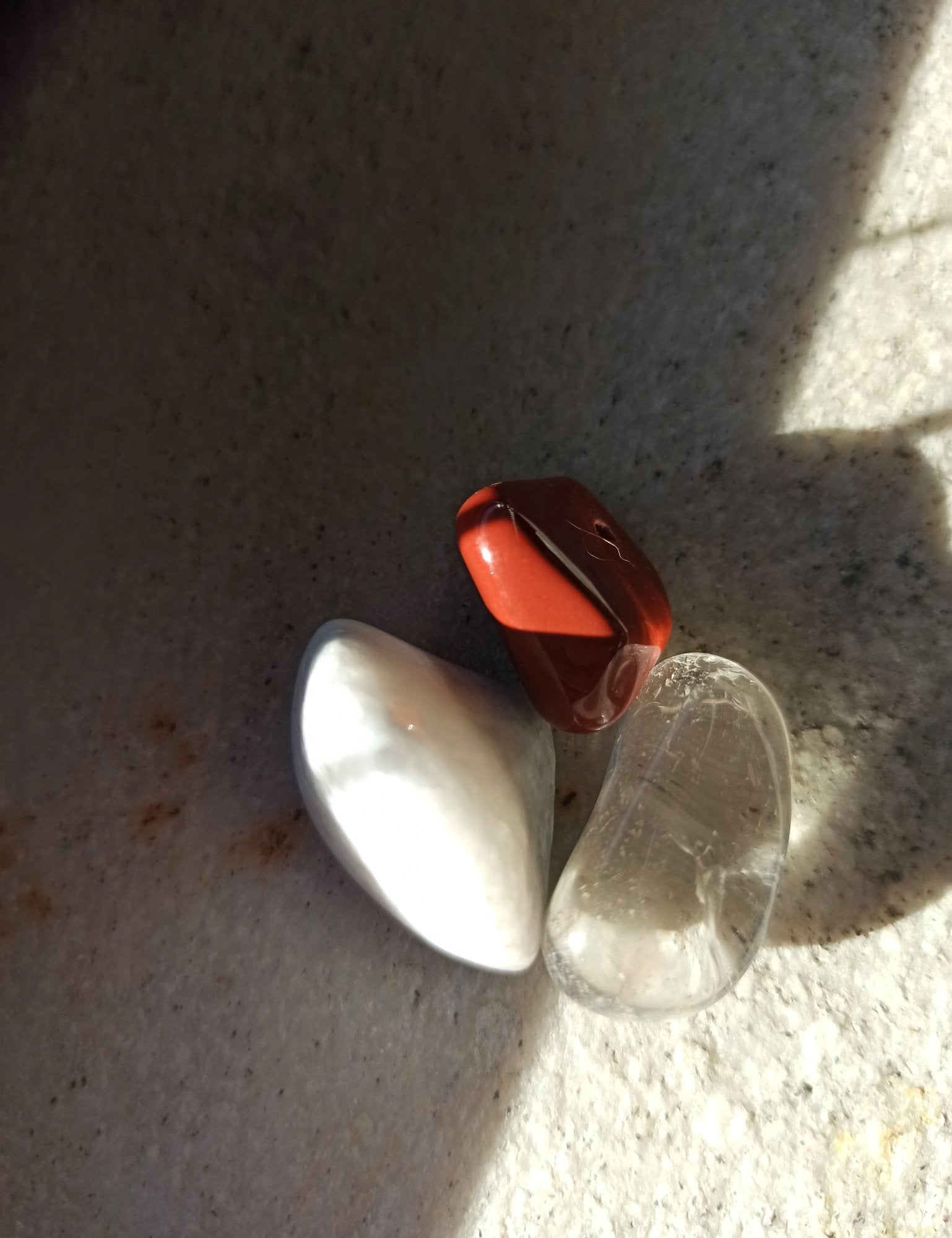 Fit en slank edelsteenwaterset – curated crystal by Marga Jacobs | rust, symboliek en intuïtieve zelfzorg