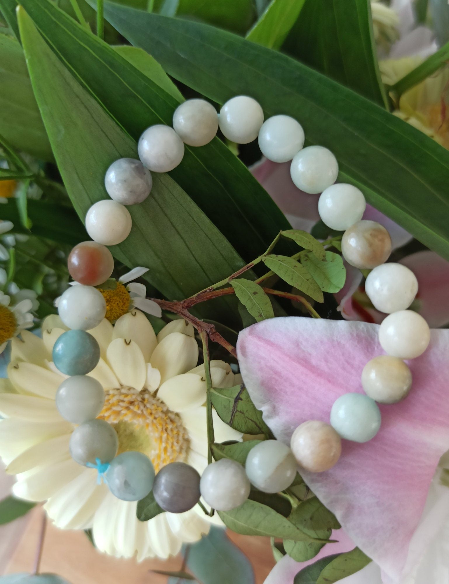 Flower Amazoniet edelsteen armband | 8 mm – curated crystal by Marga Jacobs | rust, symboliek en intuïtieve zelfzorg