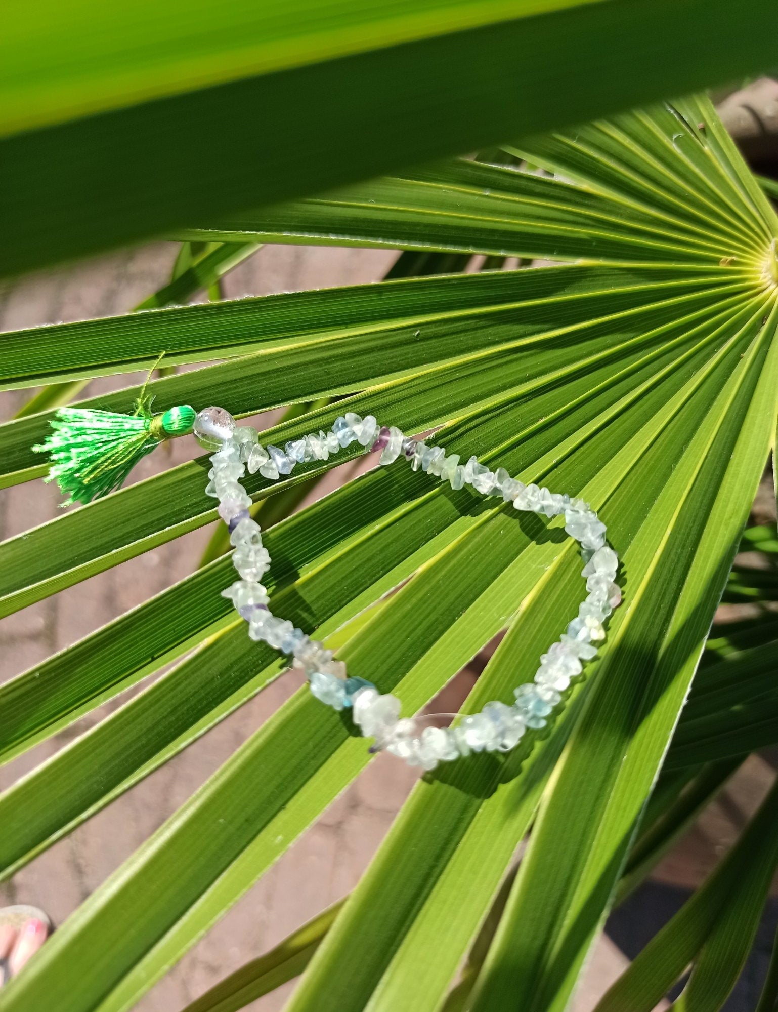 Fluoriet edelsteen armband split – curated crystal by Marga Jacobs | rust, symboliek en intuïtieve zelfzorg