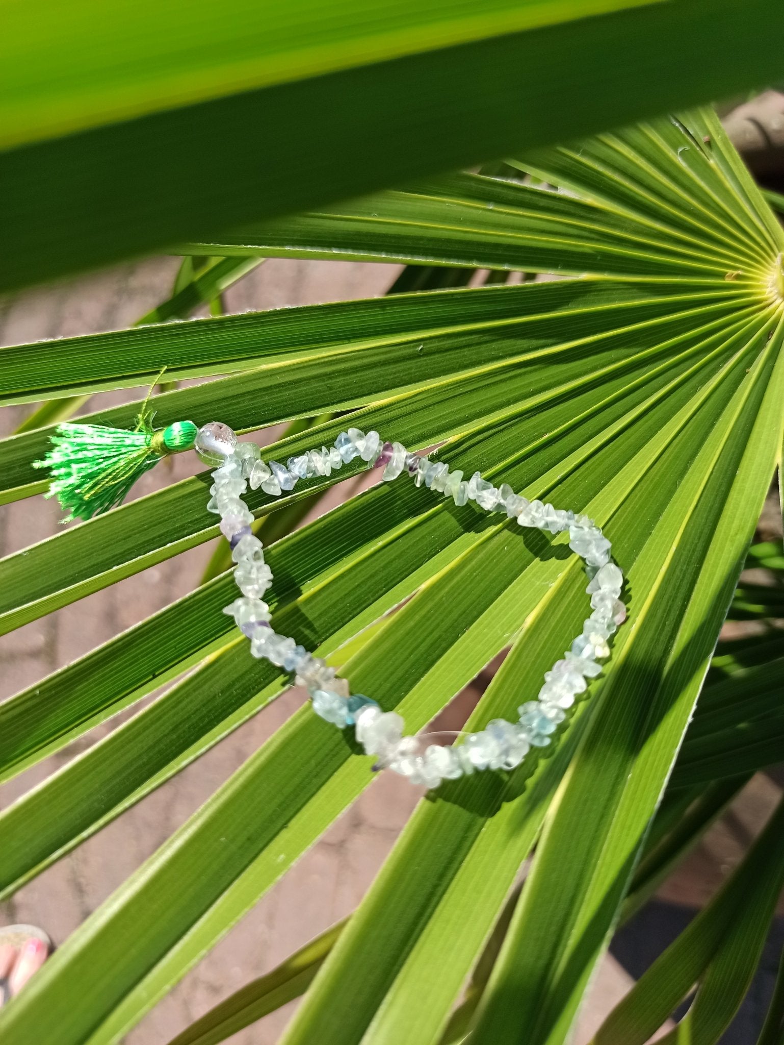 Fluoriet edelsteen armband split – curated crystal by Marga Jacobs | rust, symboliek en intuïtieve zelfzorg