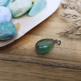 Fluoriet edelsteen hanger druppel | 25 mm – curated crystal by Marga Jacobs | rust, symboliek en intuïtieve zelfzorg