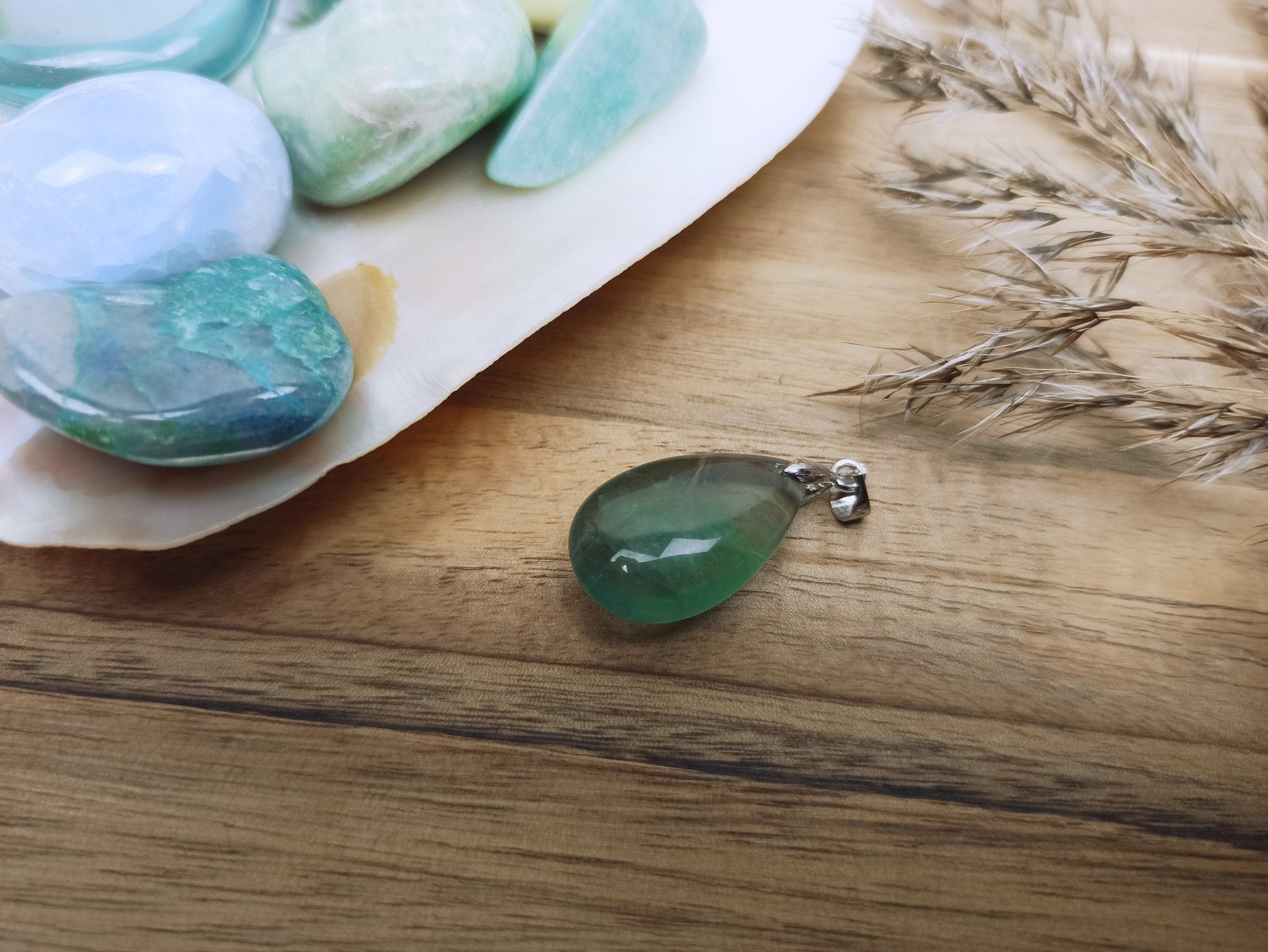 Fluoriet edelsteen hanger druppel | 25 mm – curated crystal by Marga Jacobs | rust, symboliek en intuïtieve zelfzorg