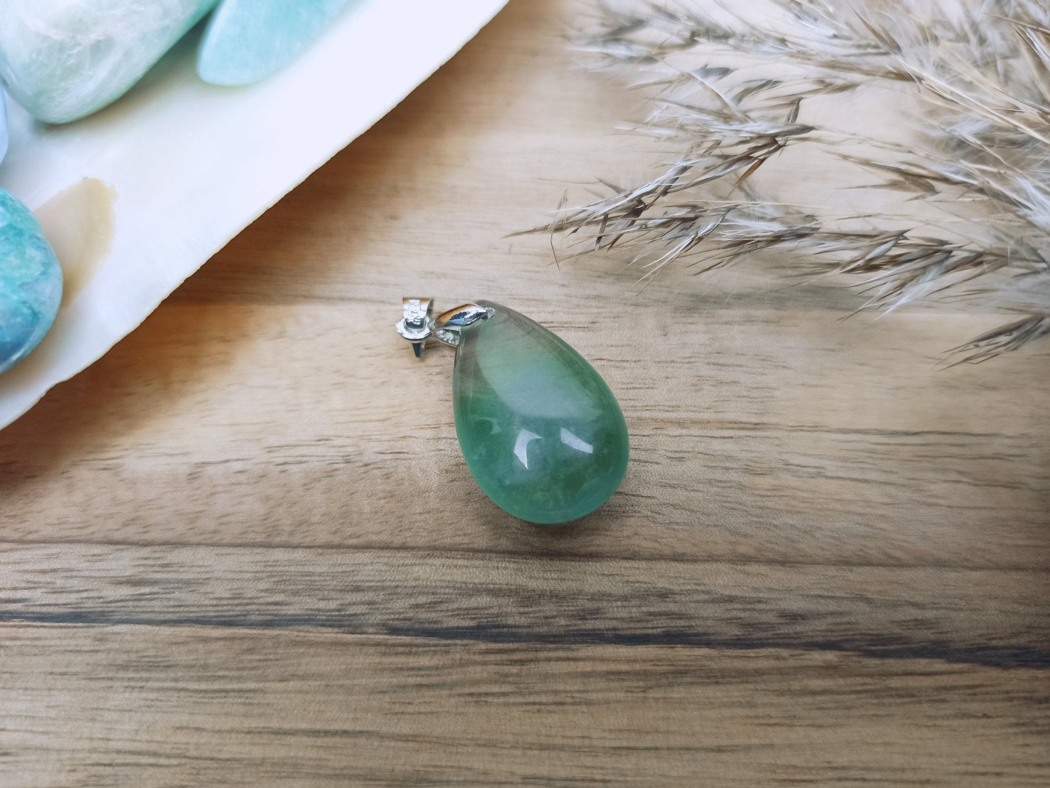 Fluoriet edelsteen hanger druppel | 25 mm – curated crystal by Marga Jacobs | rust, symboliek en intuïtieve zelfzorg