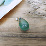 Fluoriet edelsteen hanger druppel | 25 mm – curated crystal by Marga Jacobs | rust, symboliek en intuïtieve zelfzorg