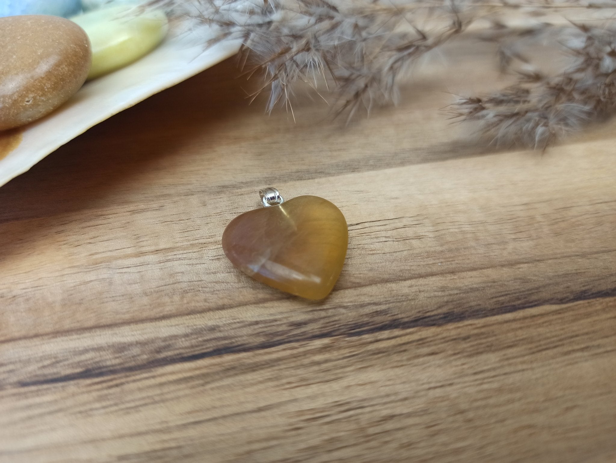 Fluoriet edelsteen hanger hart | 20 mm – curated crystal by Marga Jacobs | rust, symboliek en intuïtieve zelfzorg