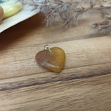 Fluoriet edelsteen hanger hart | 20 mm – curated crystal by Marga Jacobs | rust, symboliek en intuïtieve zelfzorg