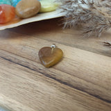 Fluoriet edelsteen hanger hart | 20 mm – curated crystal by Marga Jacobs | rust, symboliek en intuïtieve zelfzorg