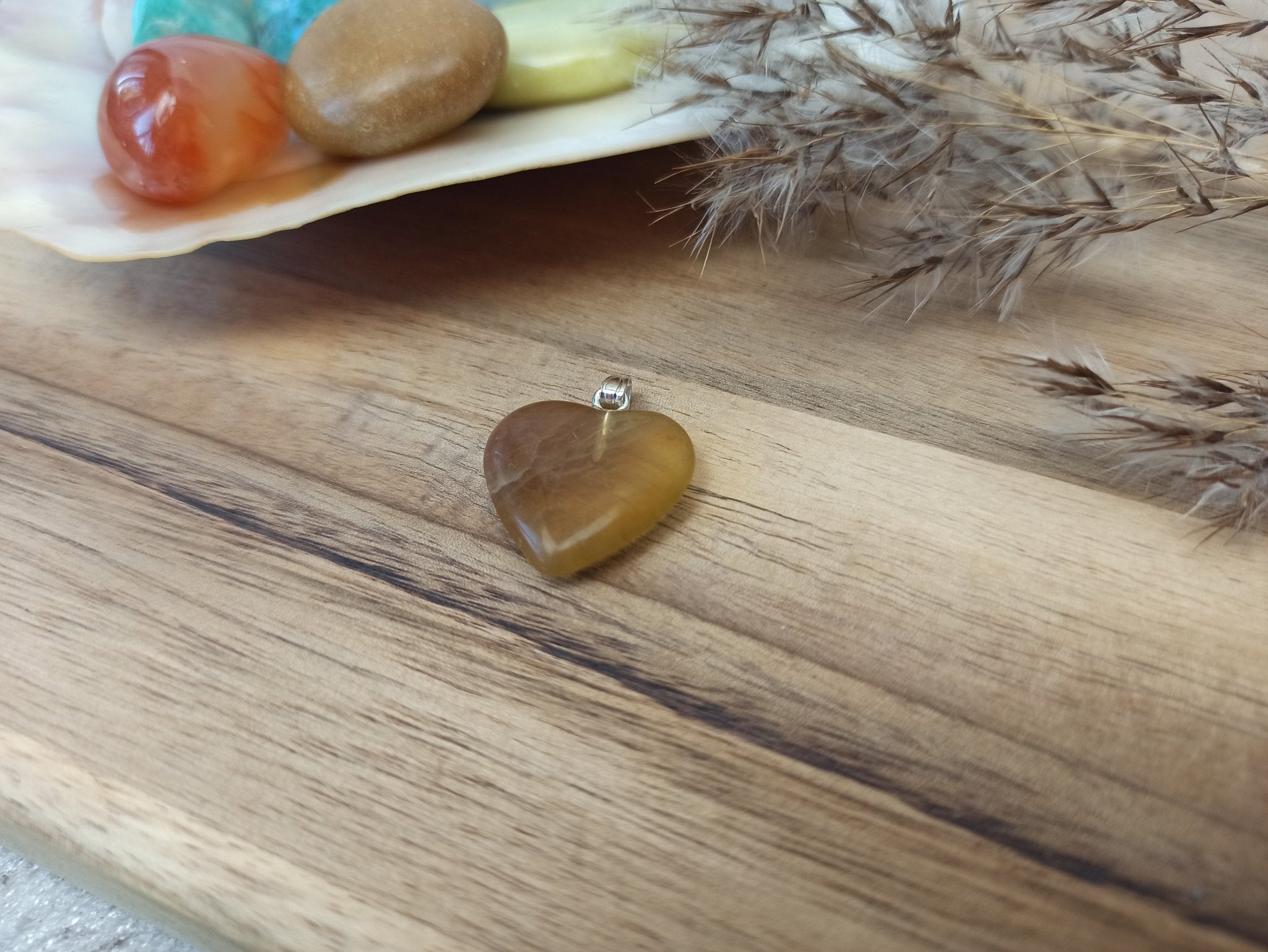 Fluoriet edelsteen hanger hart | 20 mm – curated crystal by Marga Jacobs | rust, symboliek en intuïtieve zelfzorg