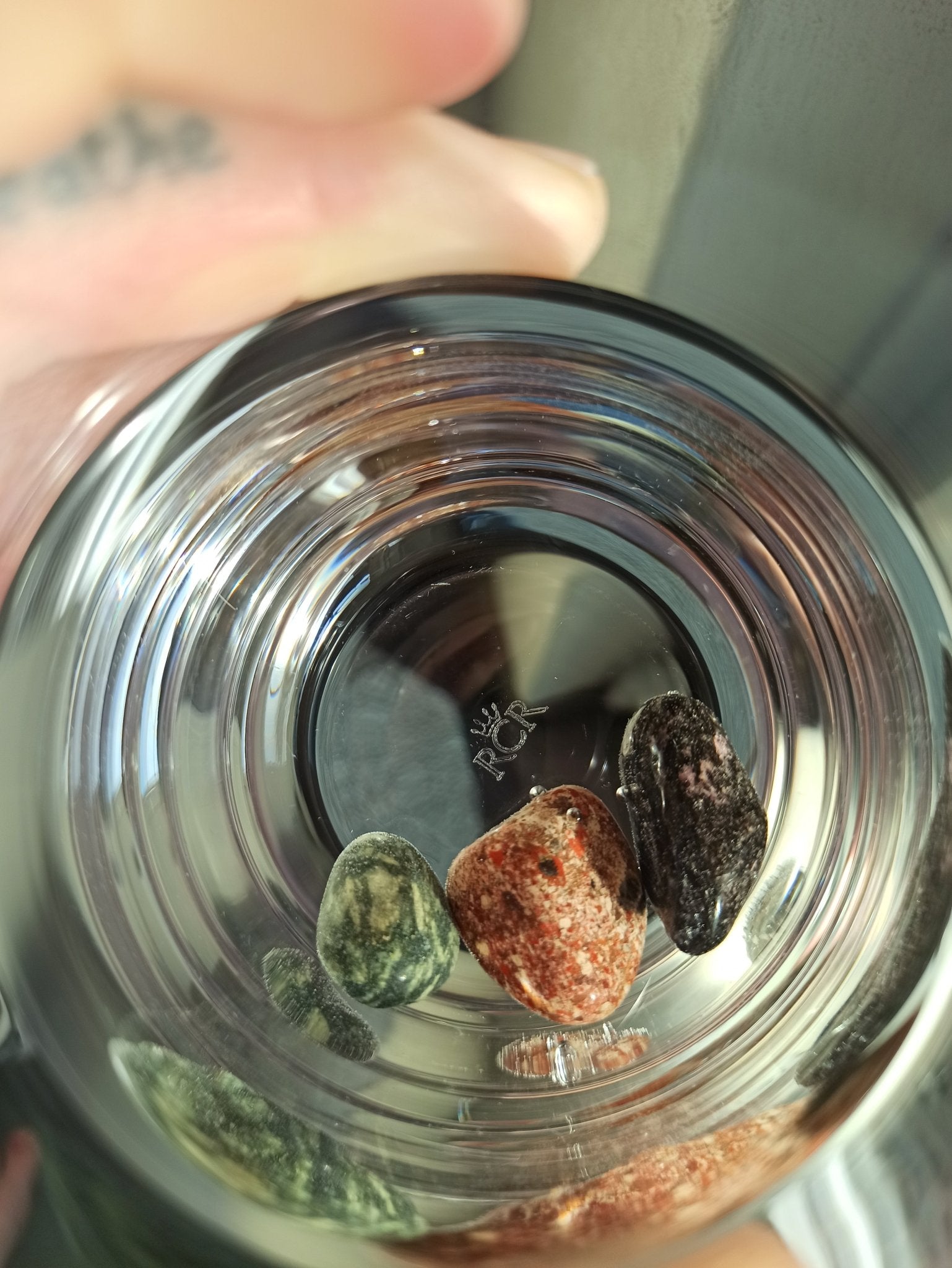 Geestelijke genezing edelsteenwaterset – curated crystal by Marga Jacobs | rust, symboliek en intuïtieve zelfzorg