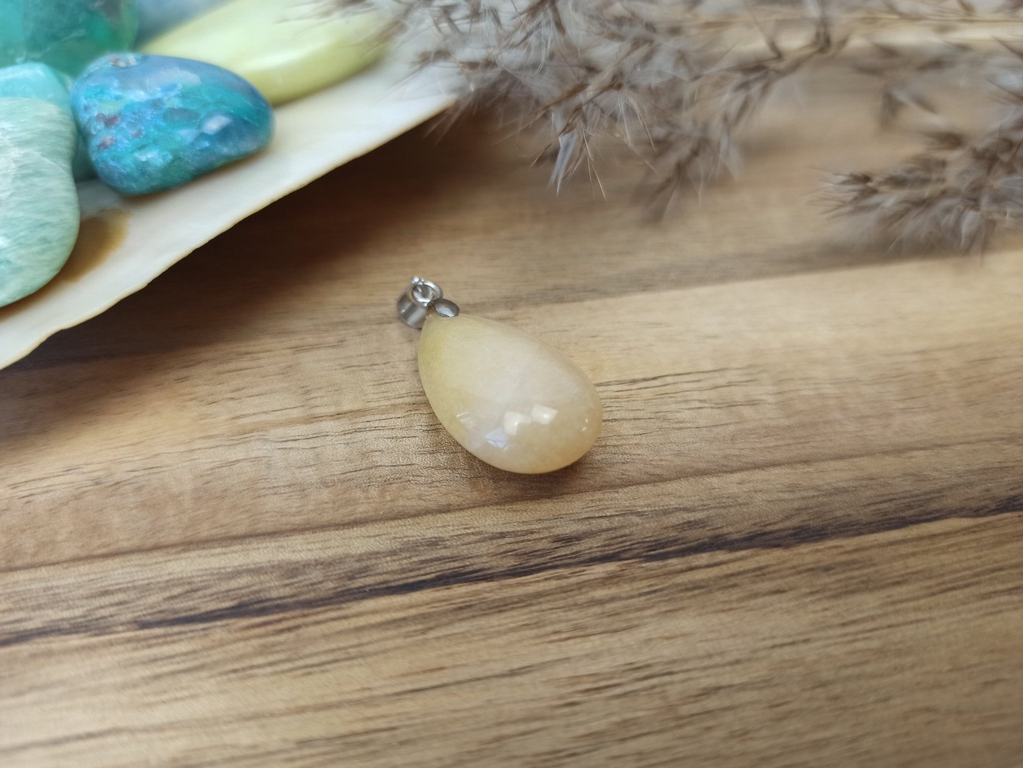 Gele aventurijn edelsteen hanger druppel | 25 mm – curated crystal by Marga Jacobs | rust, symboliek en intuïtieve zelfzorg