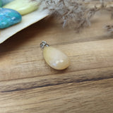 Gele aventurijn edelsteen hanger druppel | 25 mm – curated crystal by Marga Jacobs | rust, symboliek en intuïtieve zelfzorg