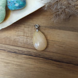 Gele aventurijn edelsteen hanger druppel | 25 mm – curated crystal by Marga Jacobs | rust, symboliek en intuïtieve zelfzorg